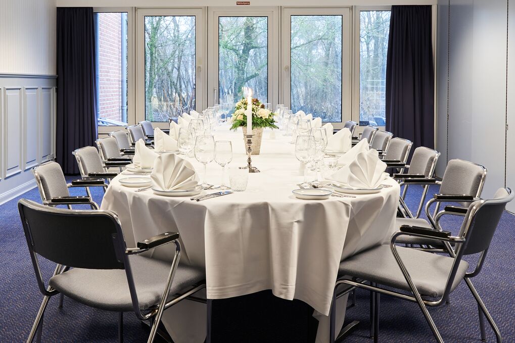 Den blå sal dækket op til fest