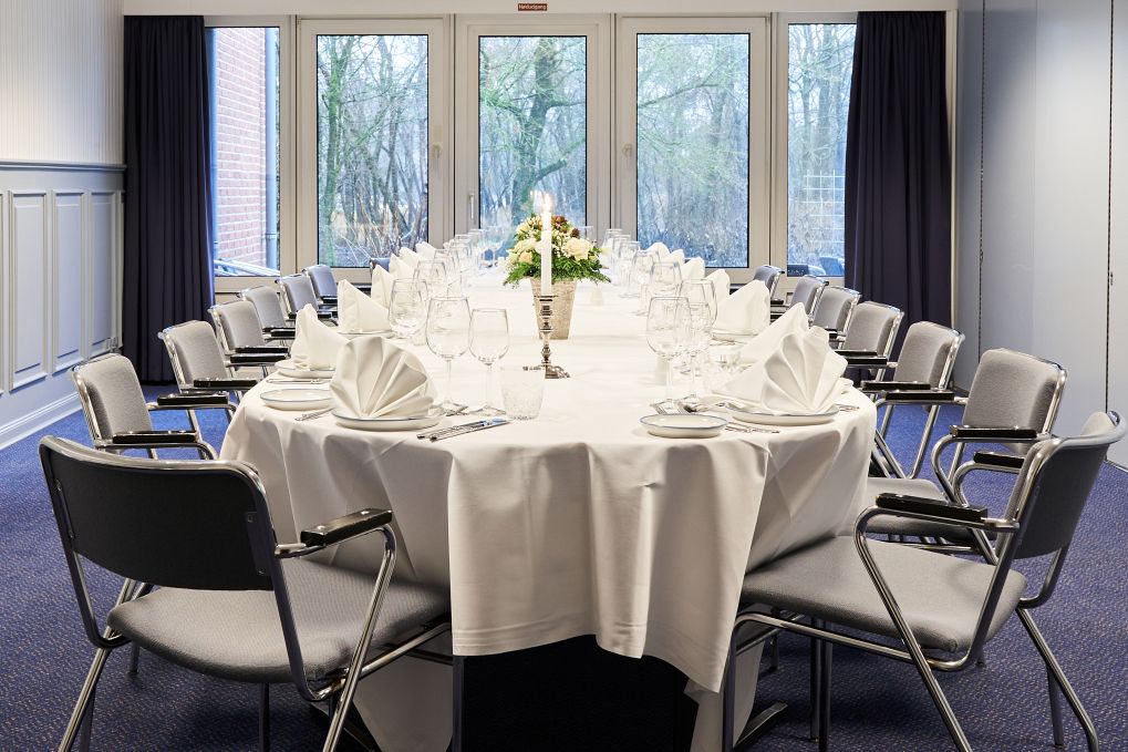 Den blå sal dækket op til fest