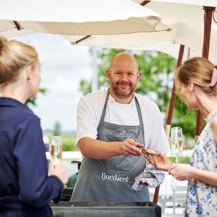 Jazz og skaldyr på terrassen med udsigt over Limfjorden
