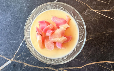 Vanilje panna cotta med syltede rabarber
