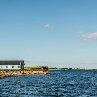 Fiskerhus på Jegindø set fra Limfjorden